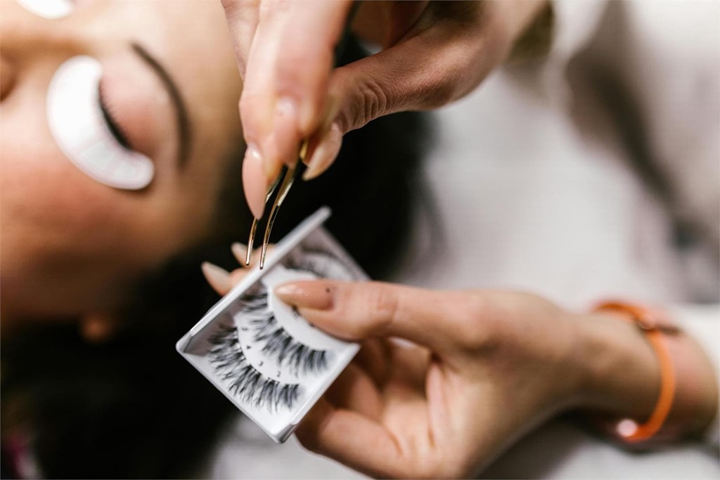 Renueva tu mirada con nuestros tratamientos de cejas y pestañas